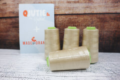 4 Konen Overlock Garn by Qjutie - 532 beige