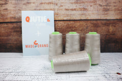 4 Konen Overlock Garn by Qjutie - 522 sand