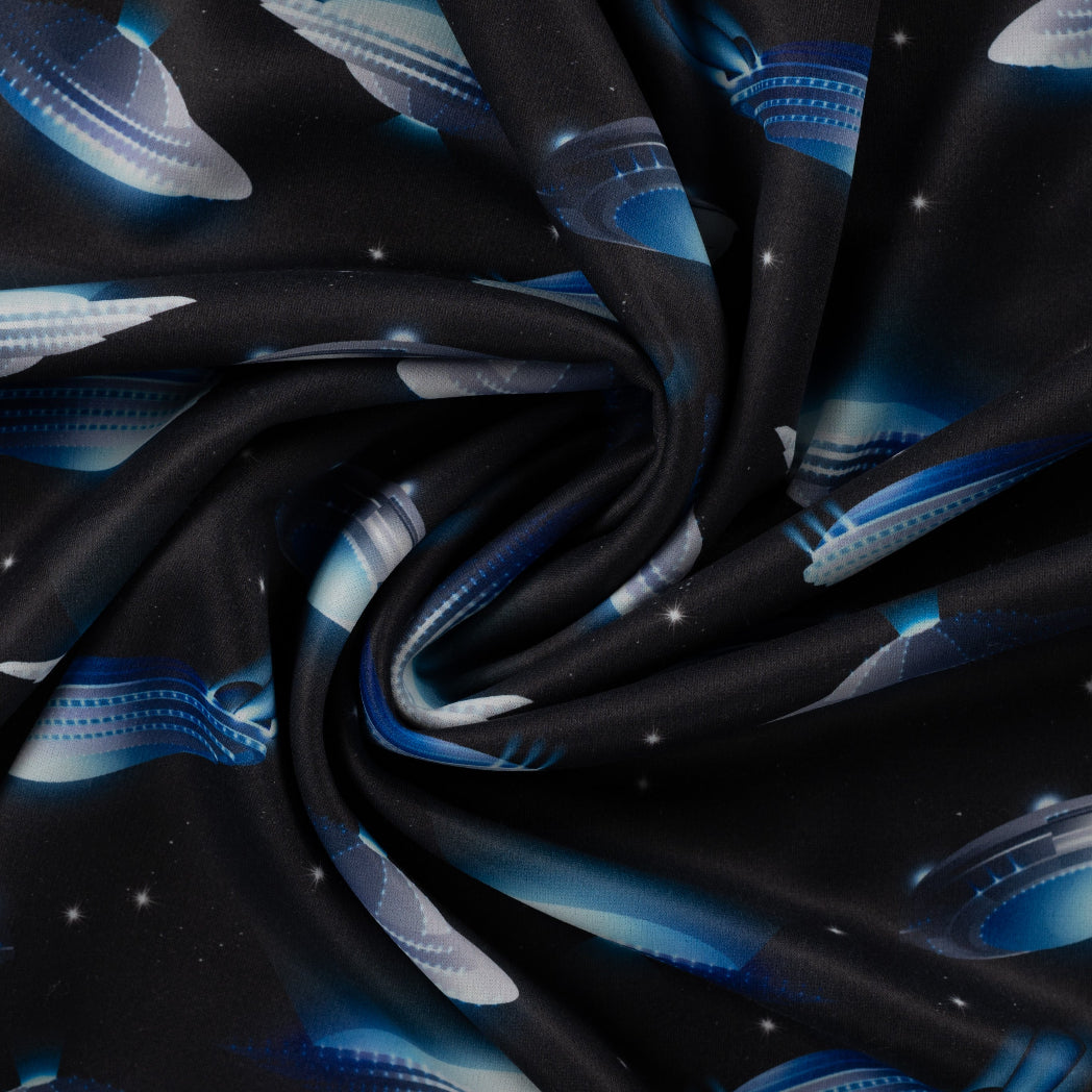 Alpenfleece Digital vom Buntspecht Shop mit Ufos auf schwarzem Hintergrund
