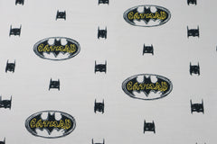 Reststück: 1,40m Lizenz Baumwolljersey Digital -Batman hellgrau mit Schriftzug -