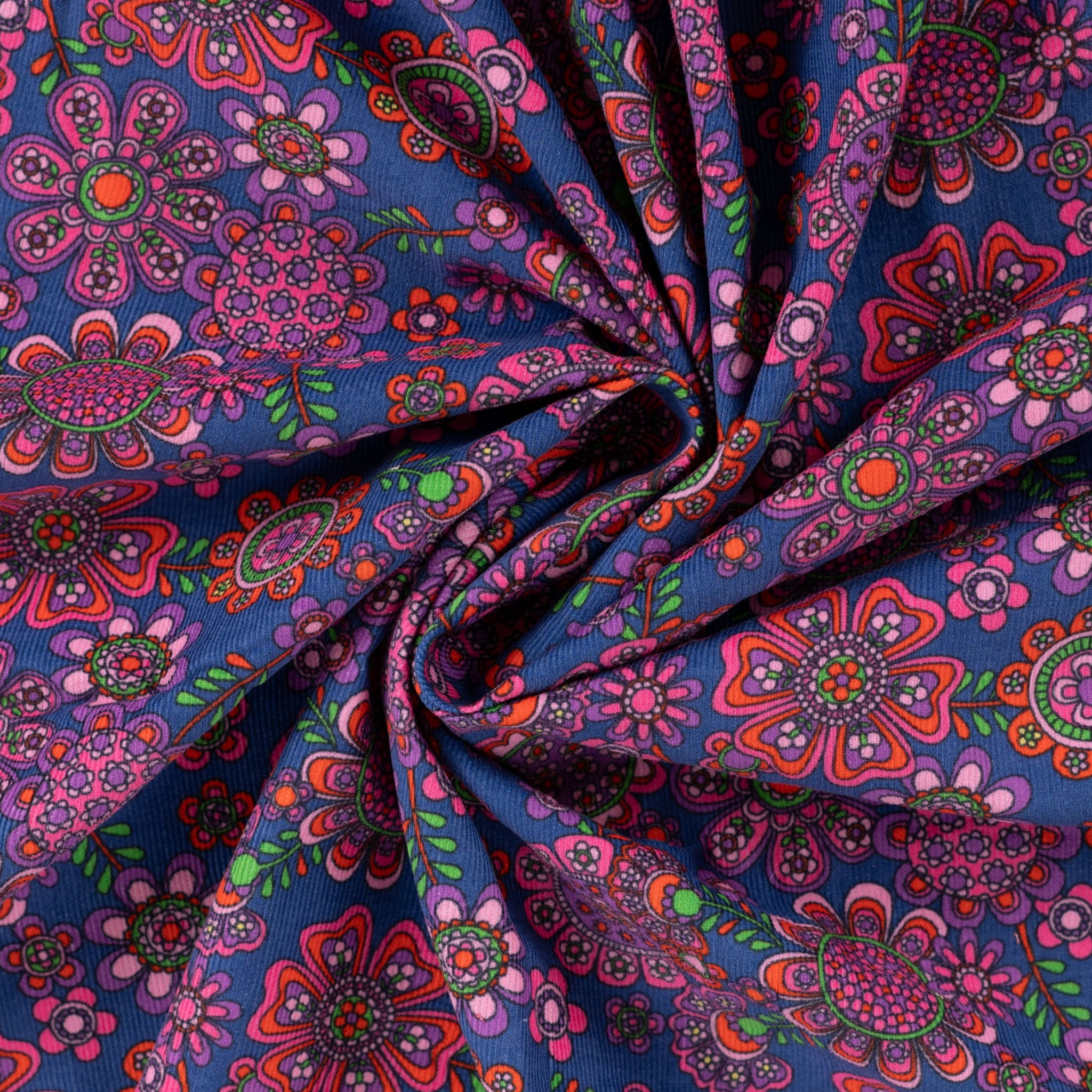Feincord mit bunten Blumen und grünen Zweigen auf blauem Hintergrund vom Buntspecht Shop