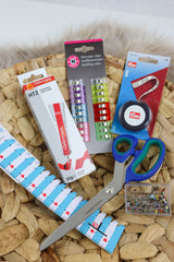 Kurzwarenset Maxi mit Schere, Glaskopfstecknadeln, Handmaß, Textilkleber Klammern und Maßband mini bei Der Buntspecht