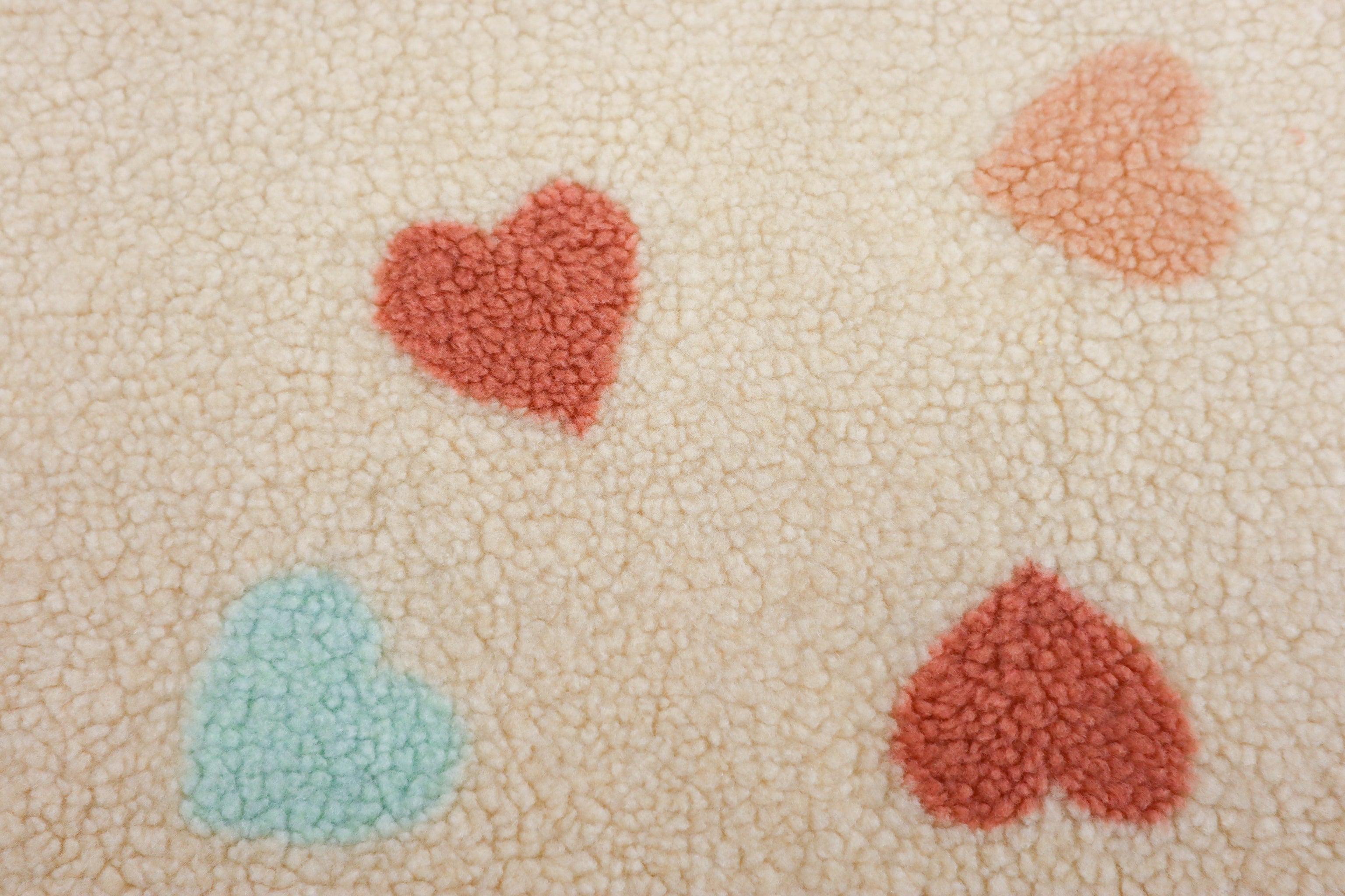 Teddy Jacquard mit niedlichen pastellfarbenen Herzen auf naturfarbenem Hintergrund vom Buntspecht Shop