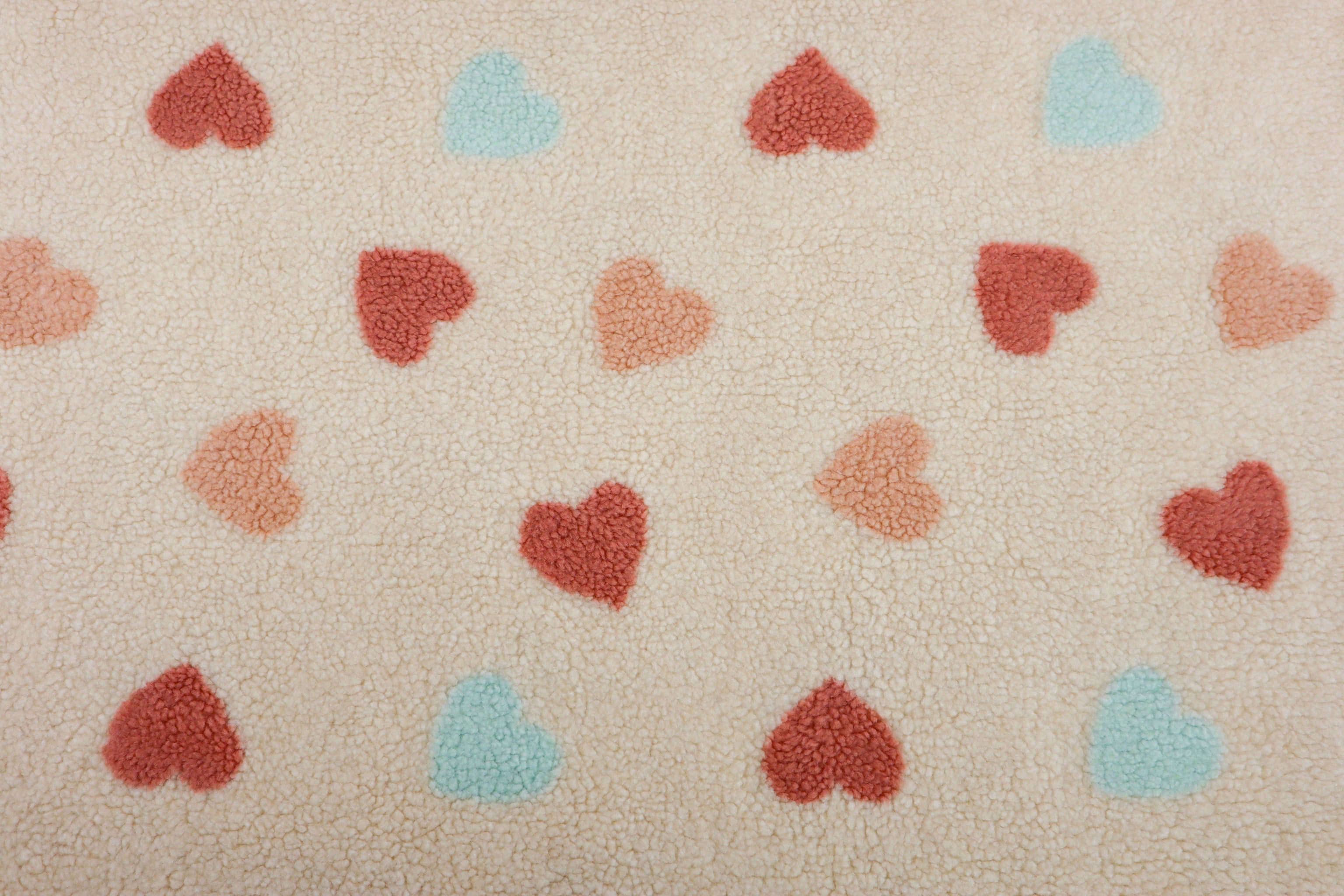 Teddy Jacquard mit niedlichen pastellfarbenen Herzen auf naturfarbenem Hintergrund vom Buntspecht Shop