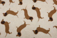 Teddy Jacquard mit niedlichen braunen Dackeln auf naturfarbenem Hintergrund vom Buntspecht Shop
