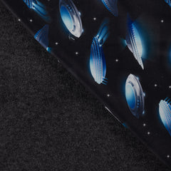 Alpenfleece Digital vom Buntspecht Shop mit Ufos auf schwarzem Hintergrund