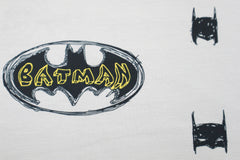 Reststück: 1,40m Lizenz Baumwolljersey Digital  -Batman hellgrau mit Schriftzug -