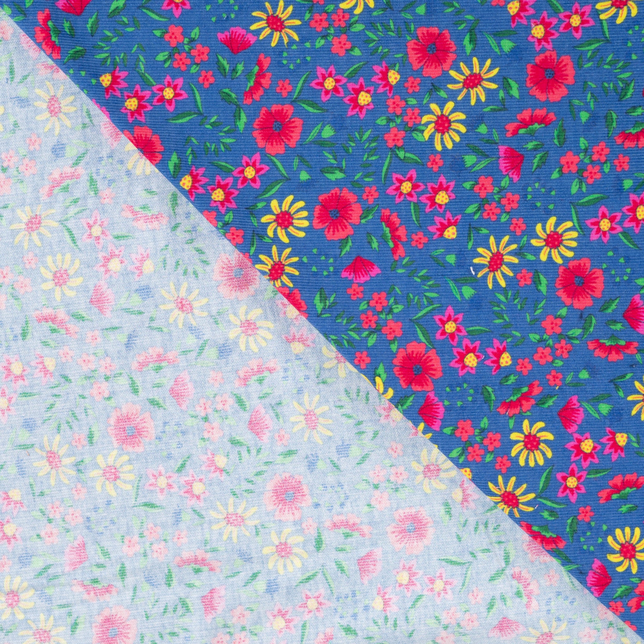Feincord mit gelben, roten und pinken Blumen und grünen Blättern auf blauem Hintergrund vom Buntspecht Shop
