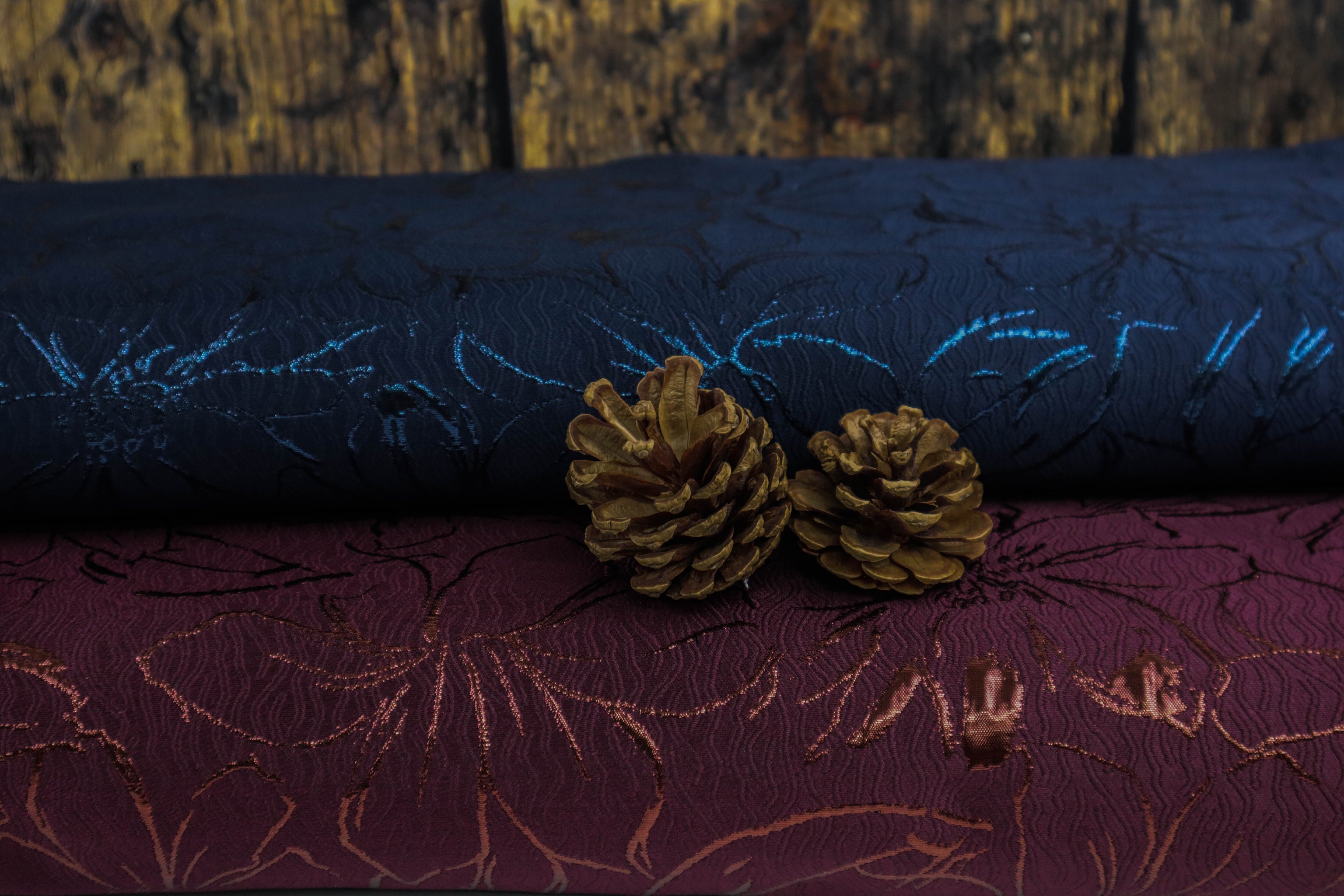 Strukturierter Jacquard Stoff mit glänzenden Blumen in 2 Farben vom Buntspecht Shop