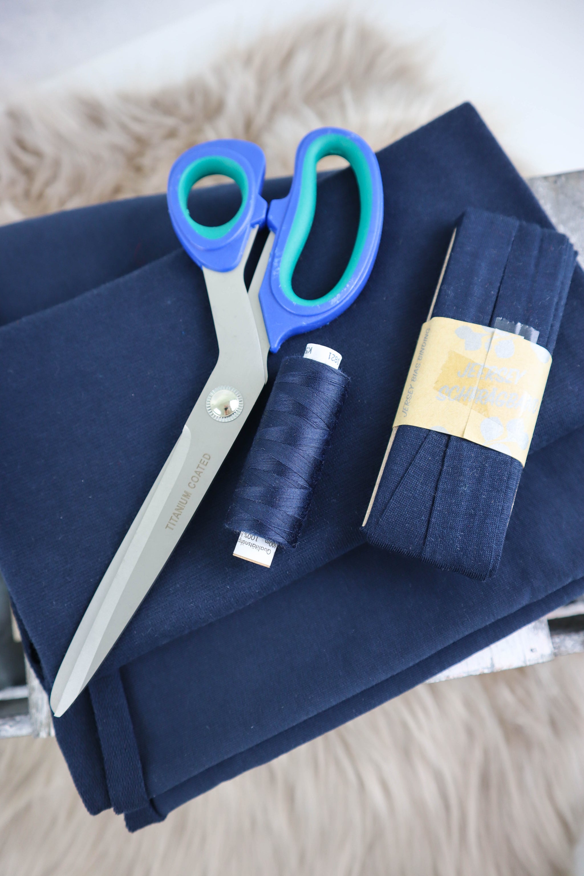 Nähset Nähspaß mit Schere, Stoff, Garn und Schrägband in blau bei Der Buntspecht