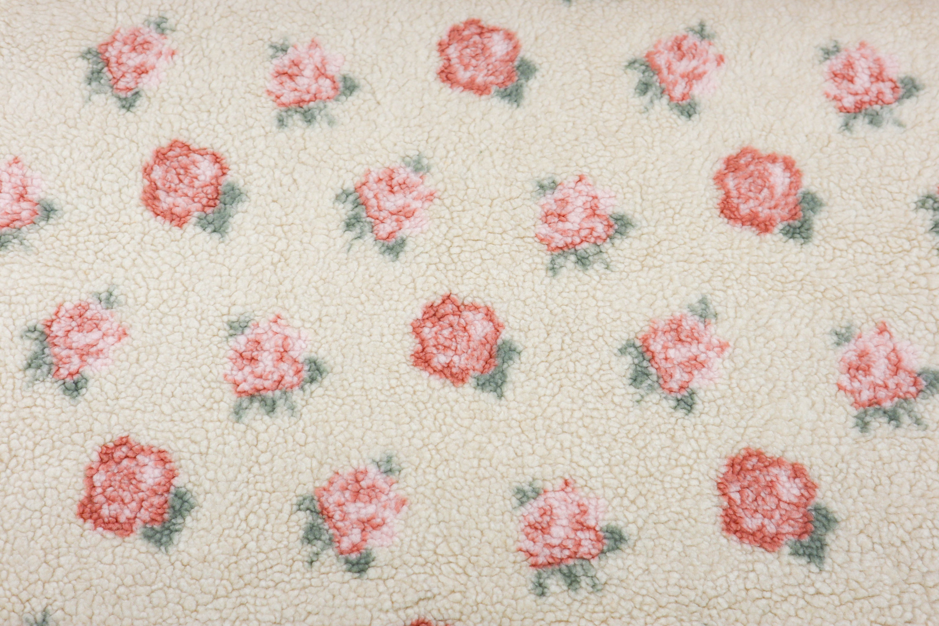 Teddy Jacquard mit schönem Rosenmuster auf naturfarbenem Hintergrund vom Buntspecht Shop