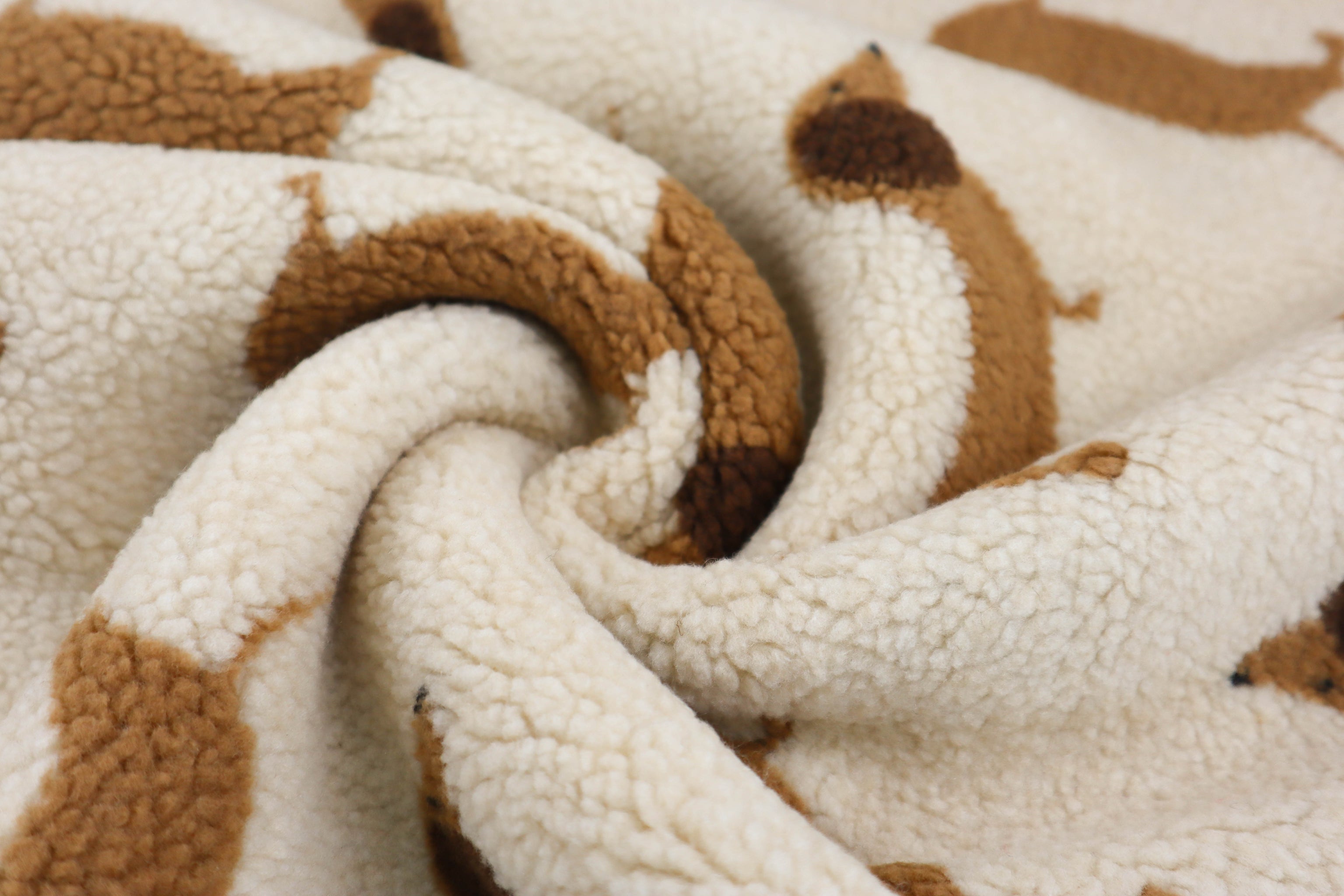 Teddy Jacquard mit niedlichen braunen Dackeln auf naturfarbenem Hintergrund vom Buntspecht Shop