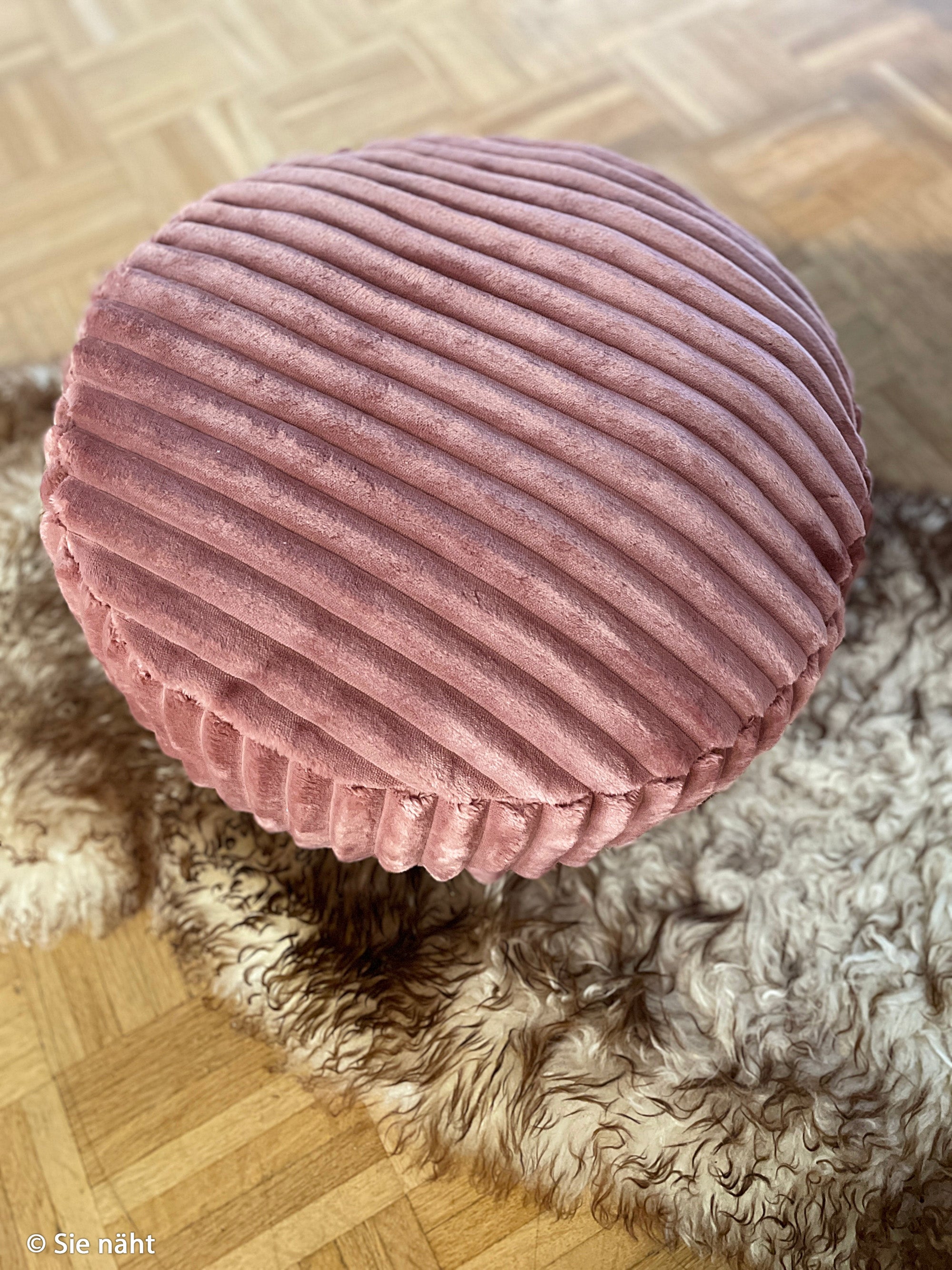 Plüsch Breitcord Plön in der Farbe altrosa Nähbeispiel Sitzkissen bei Der Buntspecht