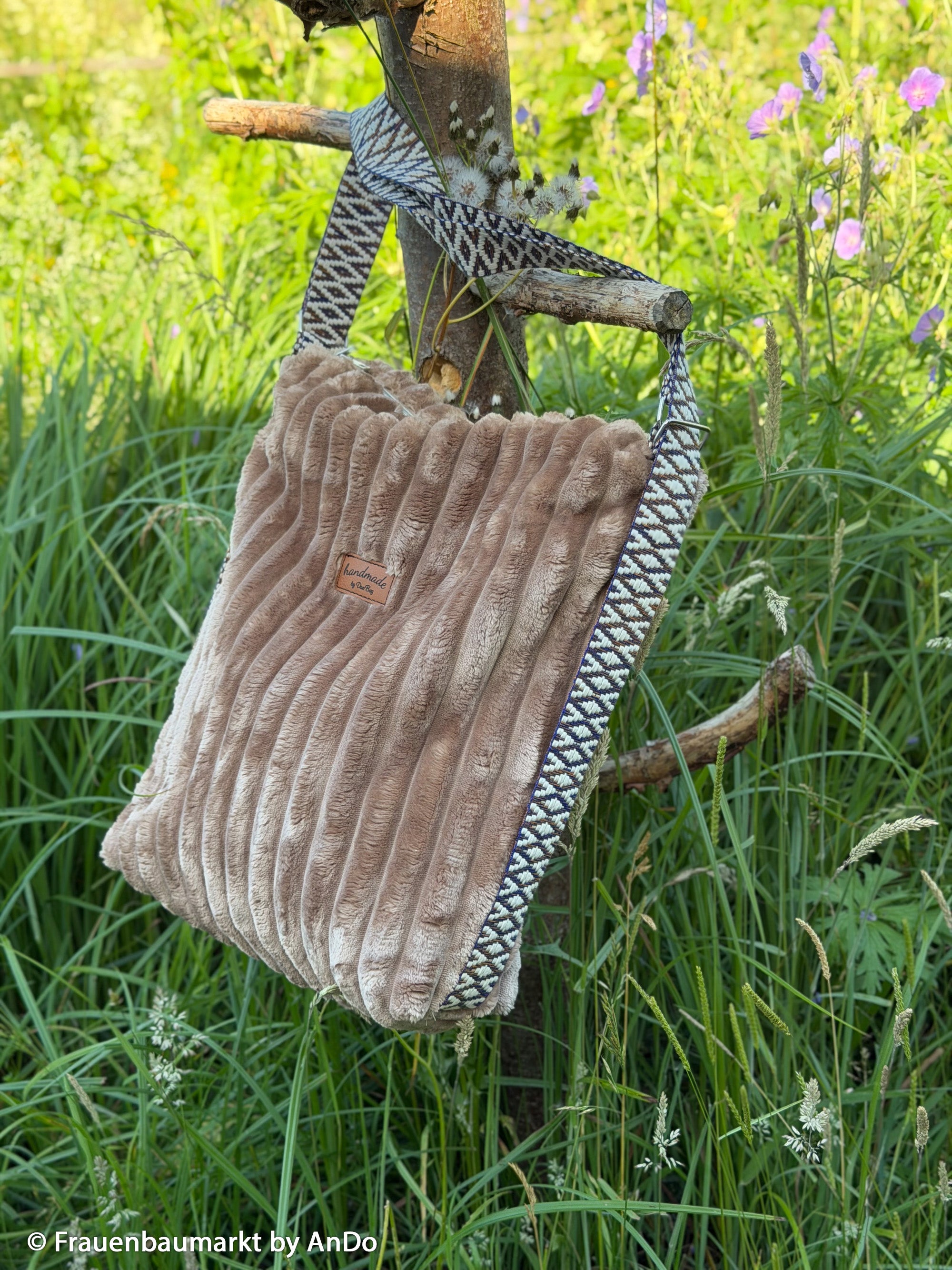 Plüsch Breitcord Plön in der Farbe taupe Nähbeispiel Tasche bei Der Buntspecht
