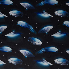 Alpenfleece Digital vom Buntspecht Shop mit Ufos auf schwarzem Hintergrund